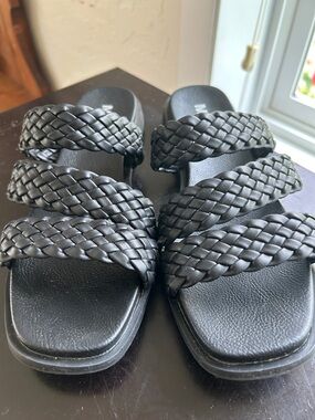Mia Girl black slip on sandals with braided straps size 7.5